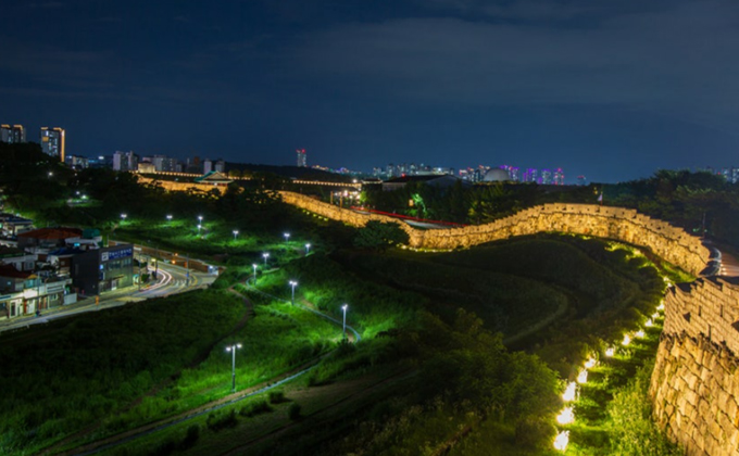 l023-suwon-hwaseong-haenggung-fortress-wall-path 01