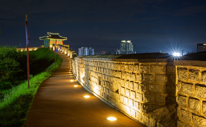 l023-suwon-hwaseong-haenggung-fortress-wall-path 02