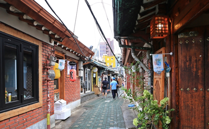 l031-seoul-ikseon-dong-hanok-street 01