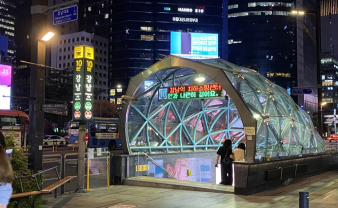 l040-seoul-gangnam-style-statue 01